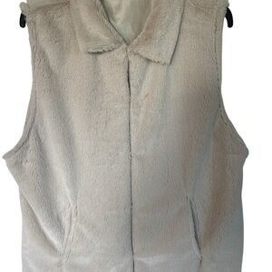 CEJON IVORY FAUX FUR VEST With POCKETS